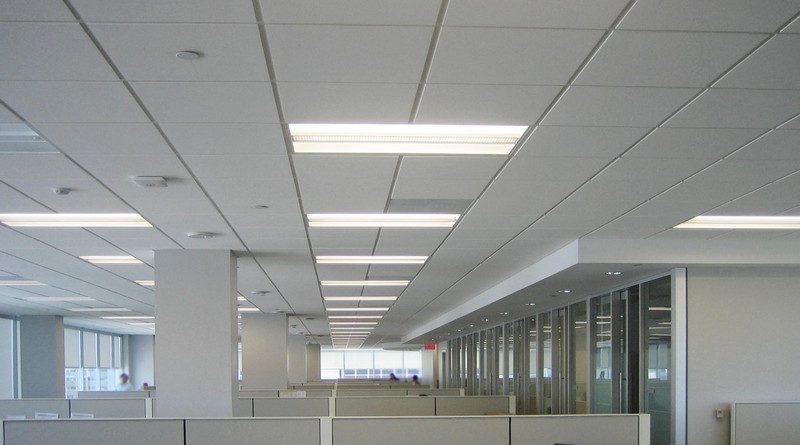 Trần thạch cao văn phòng, nên chọn loại trần nổi để tiết kiệm chi phí, dễ dàng sửa chữa