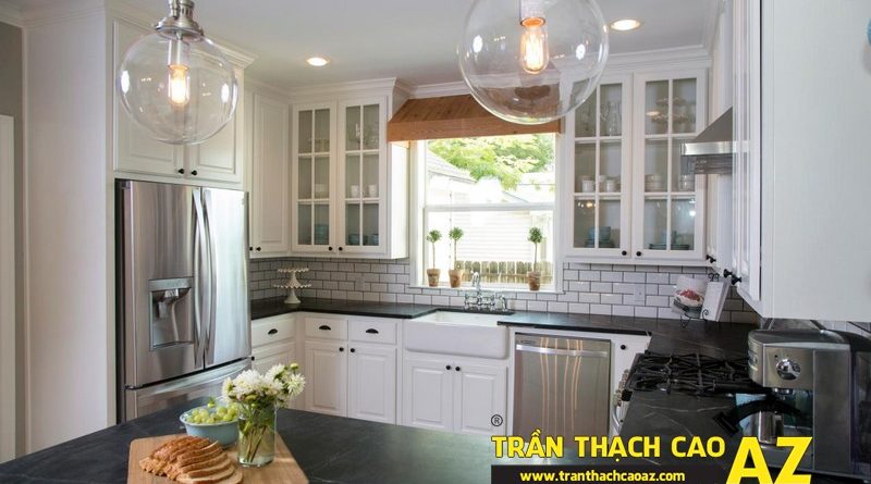 Phòng bếp nhỏ hiện đại nhờ tạo hình trần thạch cao phẳng