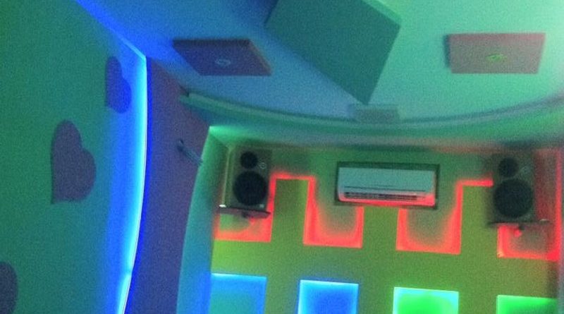 Phòng karaoke đẹp đẳng cấp nhờ tạo hình trần thạch cao của anh Nam