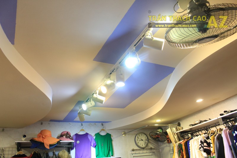"Phiêu" cùng mẫu trần thạch cao cửa hàng bán buôn, bán lẻ quần áo thời trang trên phố chùa Bộc