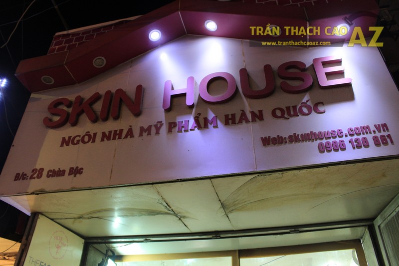 "Soi" mẫu trần thạch cao giật cấp hiện đại trong cửa hàng mỹ phẩm Hàn Quốc Skin House