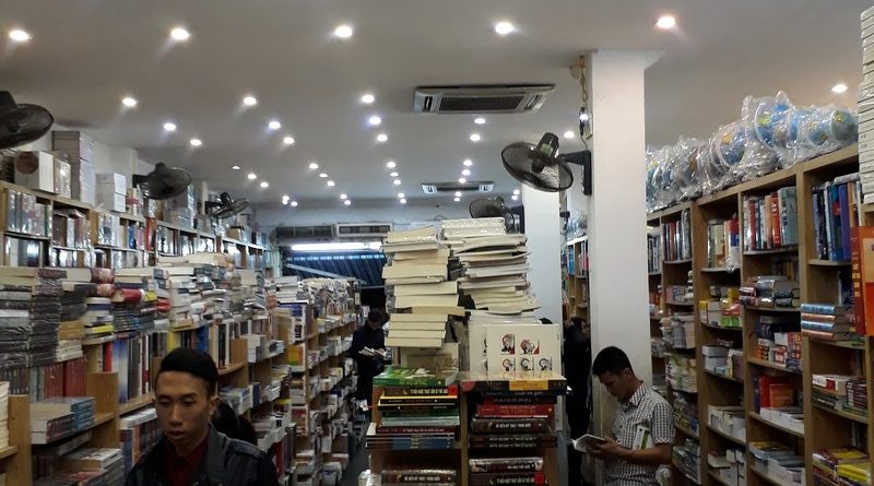 Thiết kế trần thạch cao đơn giản mà đẹp của nhà sách Lâm, số 3, Đinh Lễ