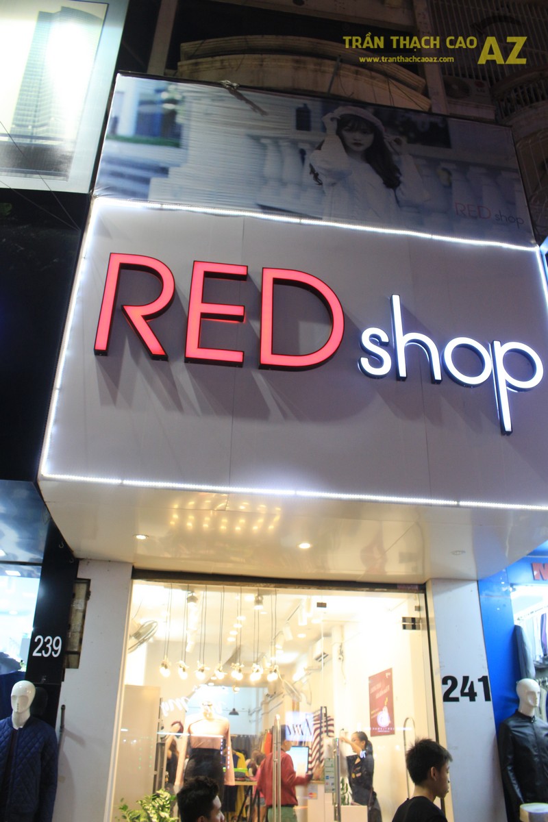 Trần thạch cao cho cửa hàng thời trang RED shop