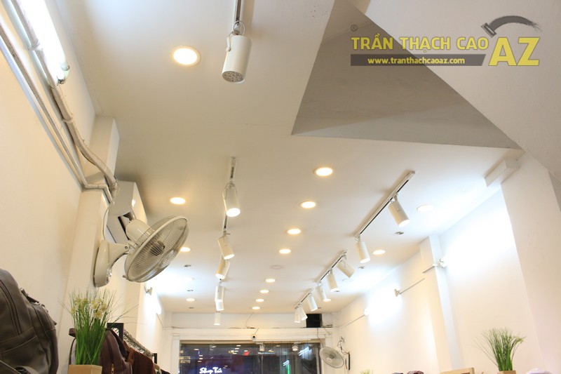 Trần thạch cao cho cửa hàng thời trang RED shop