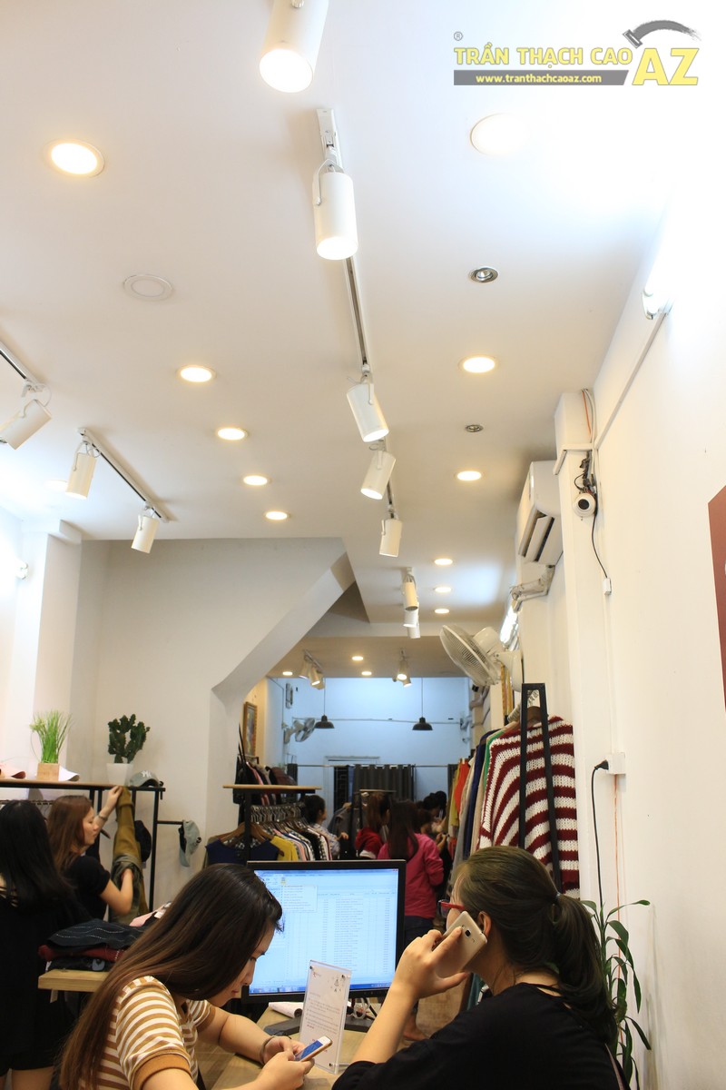 Trần thạch cao cho cửa hàng thời trang RED shop