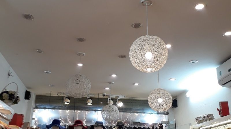Cách trang trí trần thạch cao đẹp độc đáo của shop Hằng Bùi Boutique, số 83 Chùa Bộc