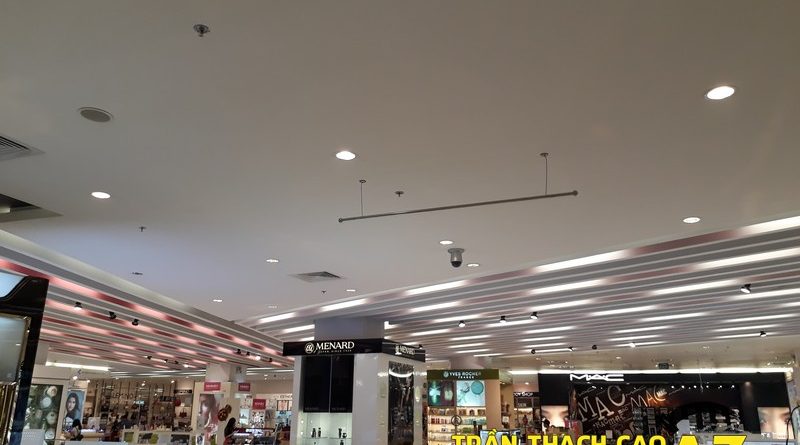 Thiết kế trần thạch cao đẹp hiện đại khu vực đồ mỹ phẩm tại Royal City