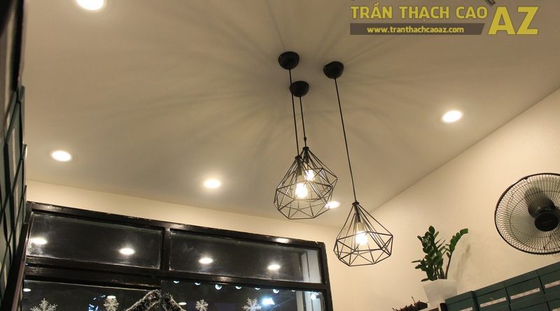 Shop nhỏ đẹp nhờ kết hợp trần thạch cao phẳng với đèn trang trí độc đáo của Grazie