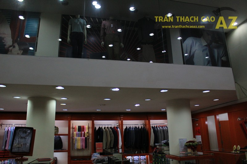 "Soi" mẫu trần thạch cao độc đáo của cửa hàng thời trang An Phước 132 Thái Hà