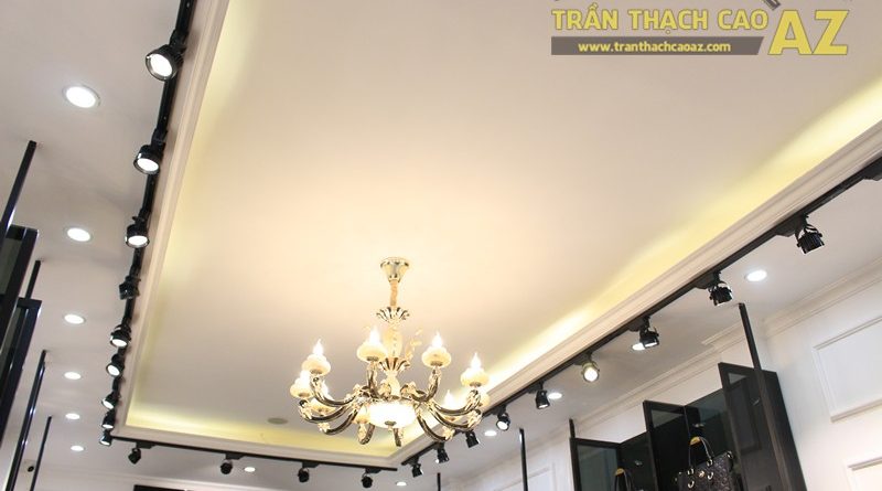 Liberty Wings (258 phố Huế) nổi bật với mẫu trần thạch cao shop nhỏ đẹp cổ điển, sang trọng