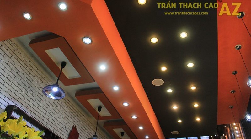 Sử dụng màu đối lập đẹp hiện đại như thiết kế trần thạch cao của Măm Măm Steak Giảng Võ