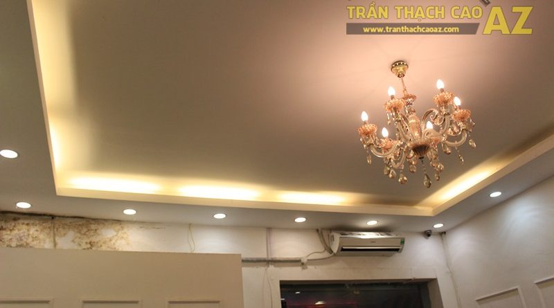 Tạo hình trần thạch cao đẹp đơn giản kết hợp đèn chùm pha lê sang trọng của Phán Store
