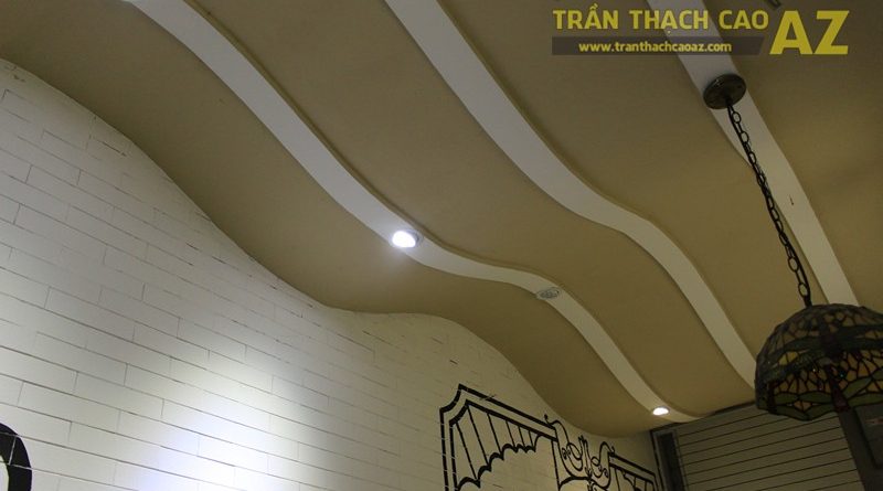 Trần thạch cao quán cafe đẹp ấn tượng với tạo hình sóng khác lạ của Gil's Coffee, 7A phố Huế
