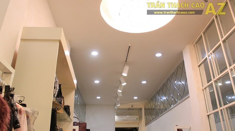 Trang trí shop nhỏ đẹp lung linh với mẫu trần thạch cao đơn giản như Hà Gem, 136 phố Huế