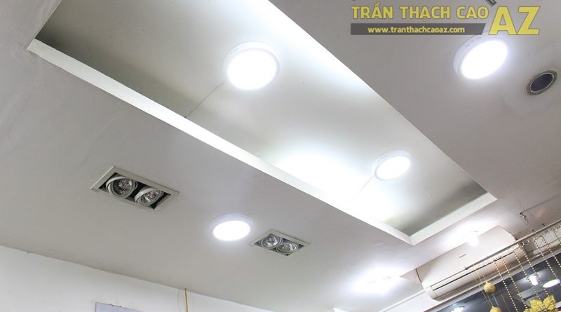 Trang trí shop nhỏ đẹp với tạo hình trần thạch cao hiện đại như Thời trang G2000