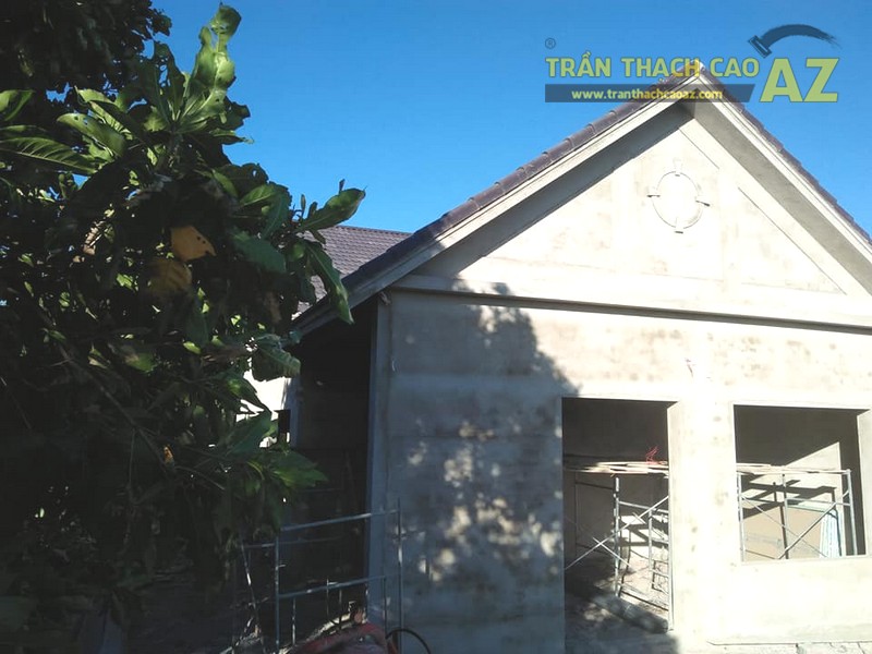 Nhà cấp 4 nhà chú Tâm được đổ bê tông mái nên việc làm trần thạch cao khá đơn giản, thuận tiện