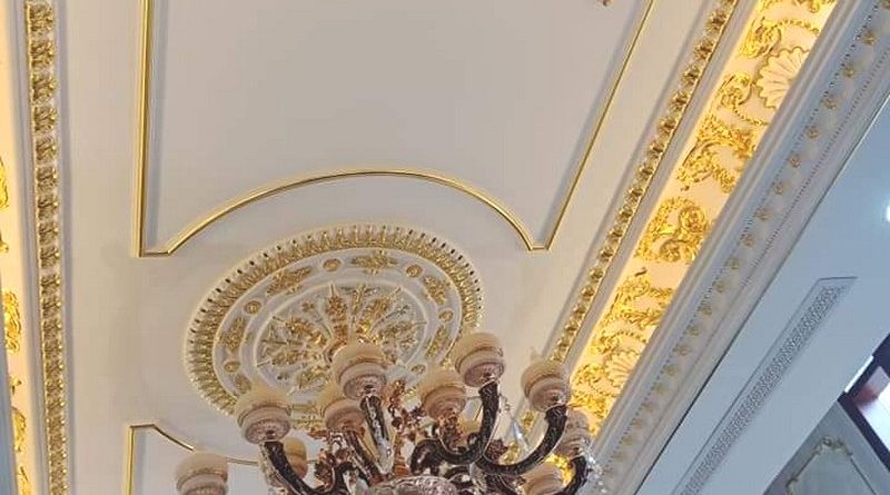Vẻ đẹp hoàn hảo của trần thạch cao phòng khách nhà anh Chiến khi chọn phào chỉ dát vàng
